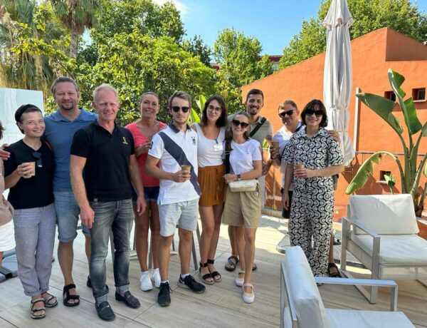 ученики курса испанского на террасе школы