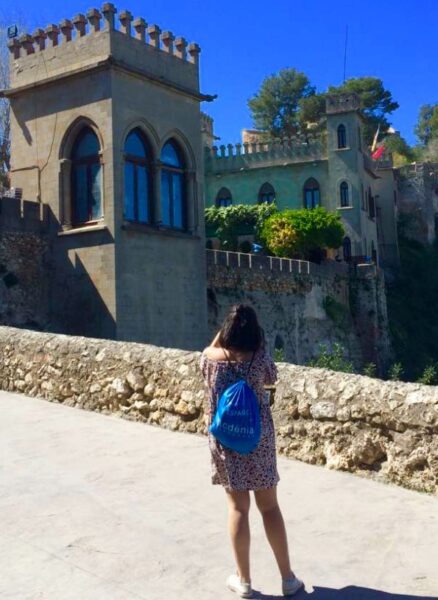 студентка испанского делает фото в городе Хатива, Испания