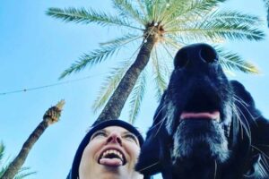 Spanischstudentin mit ihrem Hund in Spanien